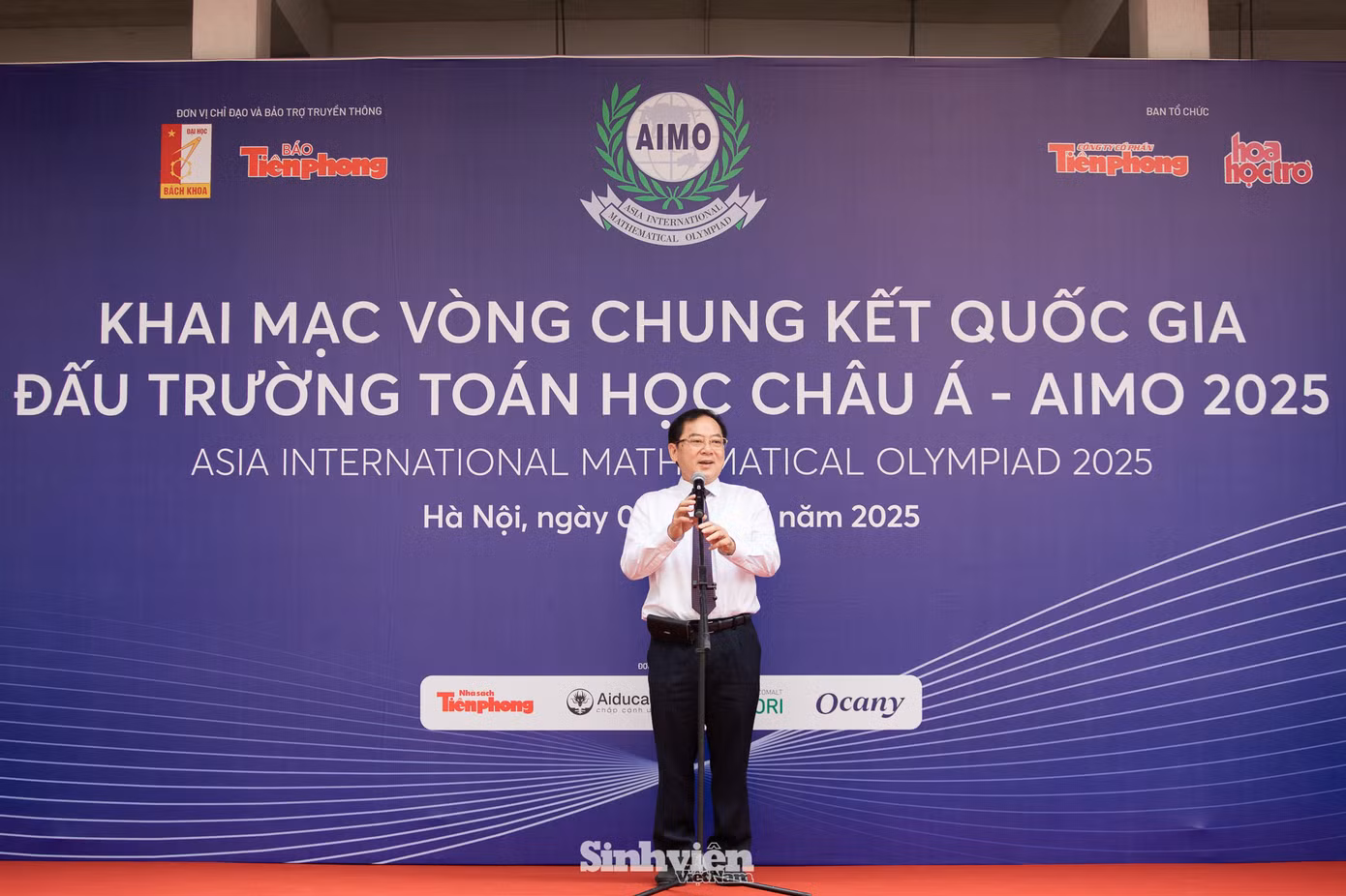 Phát biểu khai mạc Vòng Chung kết Quốc gia Đấu trường Toán học Châu Á - AIMO 2025, nhà báo Lê Xuân Sơn, nguyên Tổng Biên tập báo Tiền Phong, Đồng trưởng Ban Tổ chức, nhấn mạnh: "AIMO không chỉ là một kỳ thi, mà là một hành trình để các em khám phá và phát triển bản thân. Điều chúng ta thực sự mong đợi không chỉ là kết quả cuối cùng, mà là hành trình các em đã dám bước qua giới hạn, dám chinh phục những đỉnh cao mới."