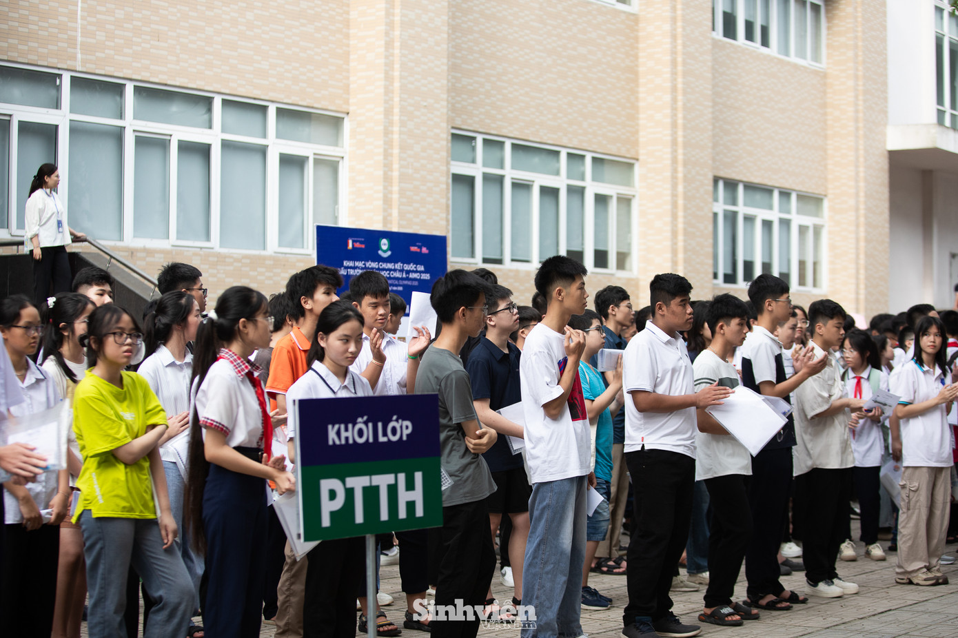 Từ 7 giờ sáng, khuôn viên Đại học Bách khoa Hà Nội đã rộn ràng không khí của một ngày hội tri thức lớn. Hơn 600 thí sinh, những gương mặt ưu tú nhất đã vượt qua vòng sơ loại đầy cam go, mang theo niềm tự hào, sự háo hức và quyết tâm chinh phục những thử thách cuối cùng để giành cơ hội đại diện Việt Nam tham dự đấu trường quốc tế tại Tokyo, Nhật Bản vào tháng 8 tới.