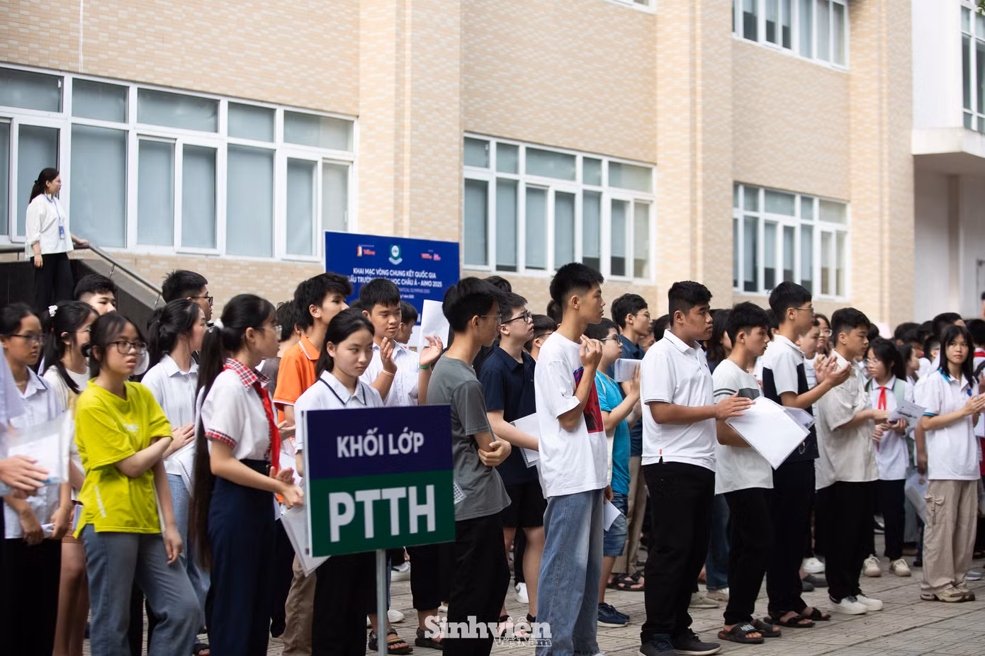 Từ 7 giờ sáng, khuôn viên Đại học Bách khoa Hà Nội đã rộn ràng không khí của một ngày hội tri thức lớn. Hơn 600 thí sinh, những gương mặt ưu tú nhất đã vượt qua vòng sơ loại đầy cam go, mang theo niềm tự hào, sự háo hức và quyết tâm chinh phục những thử thách cuối cùng để giành cơ hội đại diện Việt Nam tham dự đấu trường quốc tế tại Tokyo, Nhật Bản vào tháng 8 tới.