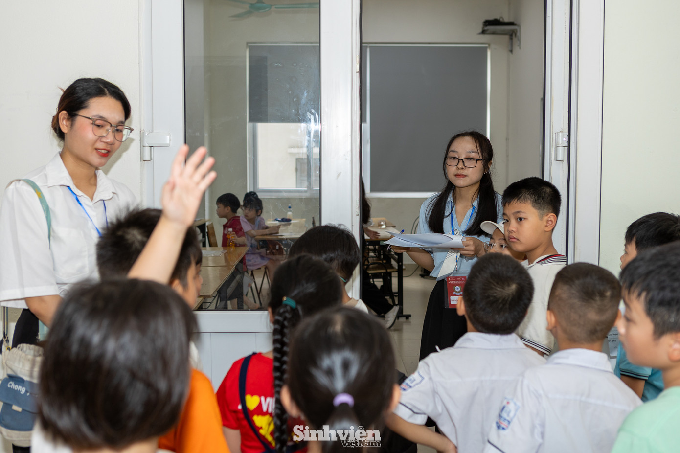 Sau phần công bố quy chế, hơn 600 thí sinh đã chính thức bước vào bài thi kéo dài 120 phút. Đề thi bằng tiếng Anh theo hình thức Olympic, đòi hỏi các em vận dụng toàn diện khả năng tư duy logic, phản biện và giải quyết vấn đề.