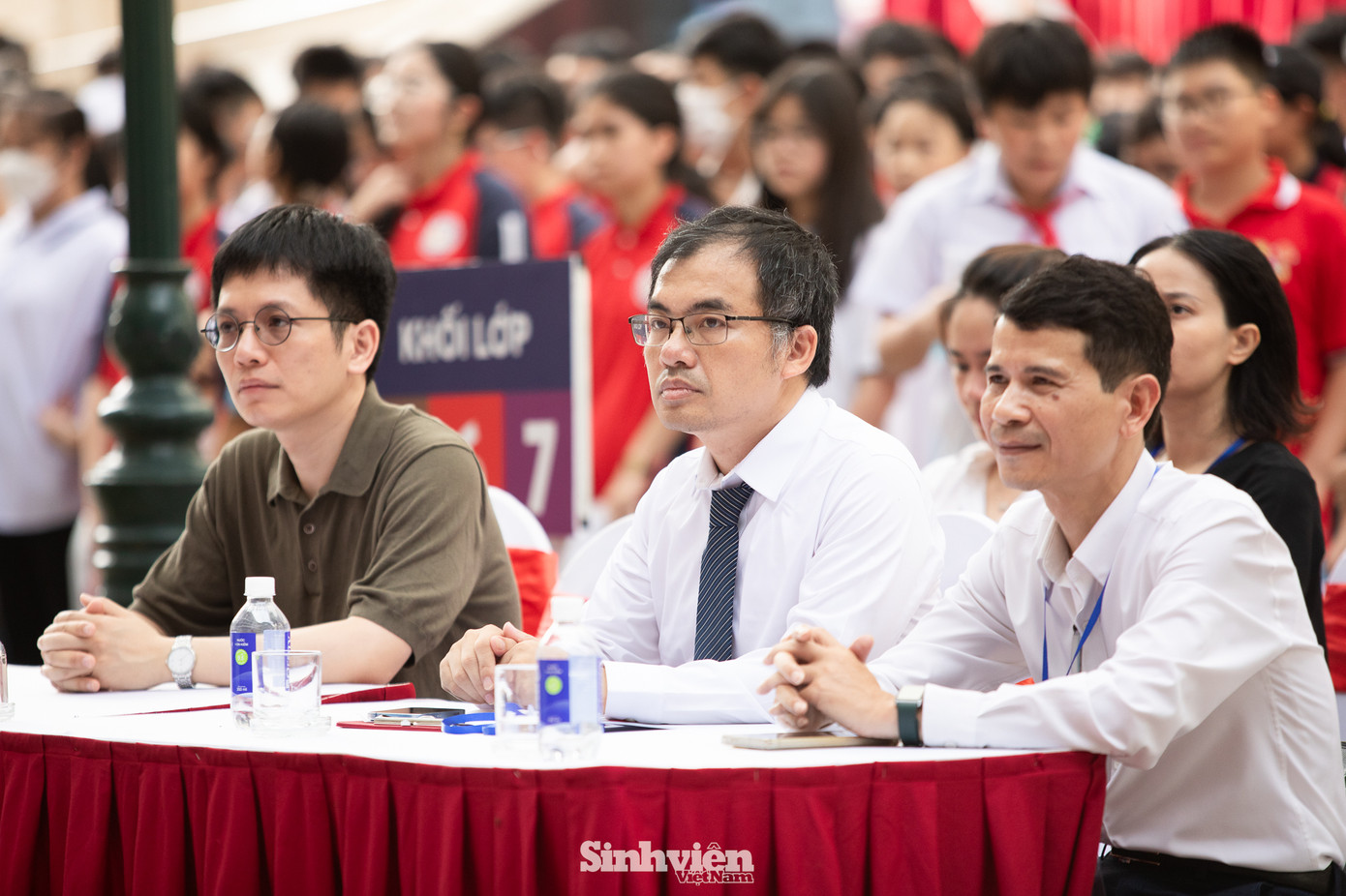 Lễ khai mạc diễn ra trang trọng với sự tham dự của nhà báo Lê Xuân Sơn, nguyên Tổng Biên tập Báo Tiền Phong, Đồng trưởng Ban Tổ chức; ông Nguyễn Văn Hải - Phó Tổng Giám đốc Công ty Cổ phần Tiền Phong; ông Đặng Minh Tuấn - Phó Trưởng Ban Tổ chức; PGS. TS. Vũ Duy Hải - Đại học Bách khoa Hà Nội; nhà báo Nguyễn Tuấn Anh - Trưởng Ban Sinh viên - Hoa học trò Báo Tiền Phong; nhà báo Nguyễn Hồ Hưng - Phó Trưởng Ban Sinh viên - Hoa học trò Báo Tiền Phong...cùng đông đảo phụ huynh thí sinh.