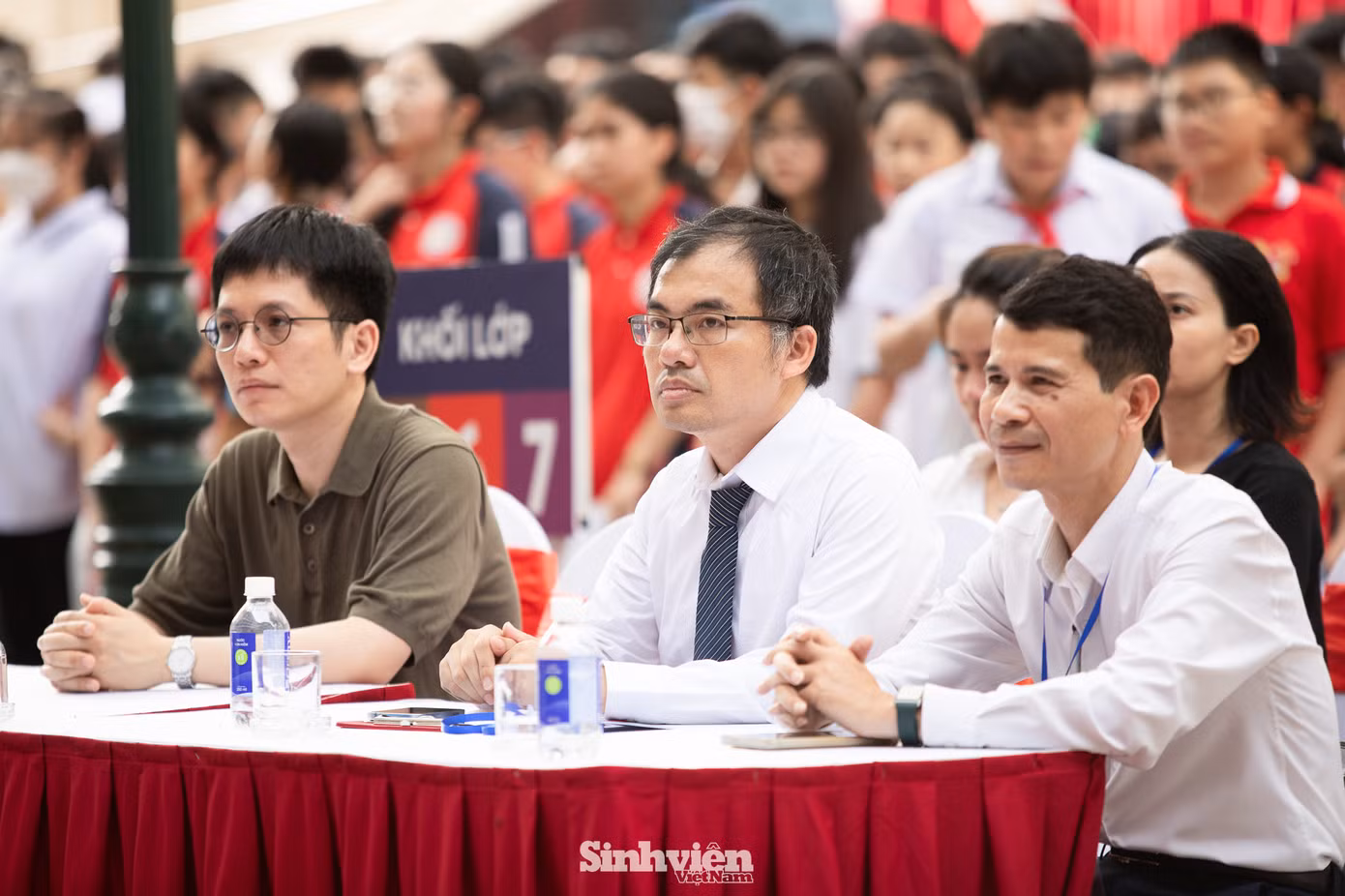 Lễ khai mạc diễn ra trang trọng với sự tham dự của nhà báo Lê Xuân Sơn, nguyên Tổng Biên tập Báo Tiền Phong, Đồng trưởng Ban Tổ chức; ông Nguyễn Văn Hải - Phó Tổng Giám đốc Công ty Cổ phần Tiền Phong; ông Đặng Minh Tuấn - Phó Trưởng Ban Tổ chức; PGS. TS. Vũ Duy Hải - Đại học Bách khoa Hà Nội; nhà báo Nguyễn Tuấn Anh - Trưởng Ban Sinh viên - Hoa học trò Báo Tiền Phong; nhà báo Nguyễn Hồ Hưng - Phó Trưởng Ban Sinh viên - Hoa học trò Báo Tiền Phong...cùng đông đảo phụ huynh thí sinh.