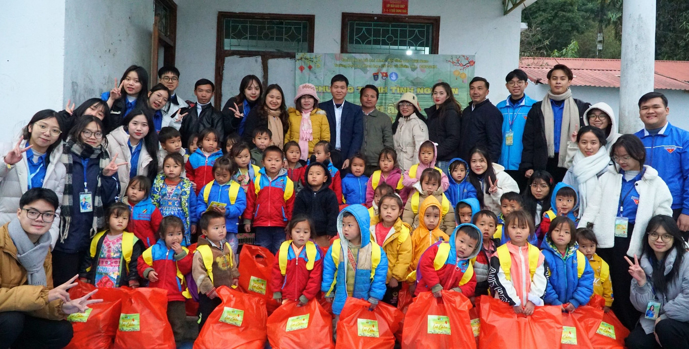 Hà Thành với vai trò Đội trưởng cùng các thành viên Đội Sinh viên Tình nguyện Đông ấm Lai Châu 2024 tại xã Pa Vây Sử, huyện Phong Thổ, tỉnh Lai Châu. Hà Thành với vai trò Đội trưởng cùng các thành viên Đội Sinh viên Tình nguyện Đông ấm Lai Châu 2024 tại xã Pa Vây Sử, huyện Phong Thổ, tỉnh Lai Châu.