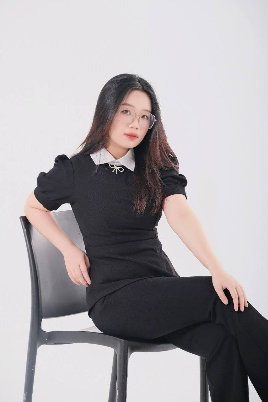 Hồ Huyền Nga tin rằng, học đại học không để phân biệt nghề nghiệp, mà để bước vào đời với tư duy cởi mở và trái tim chân thành. Hồ Huyền Nga tin rằng, học đại học không để phân biệt nghề nghiệp, mà để bước vào đời với tư duy cởi mở và trái tim chân thành.