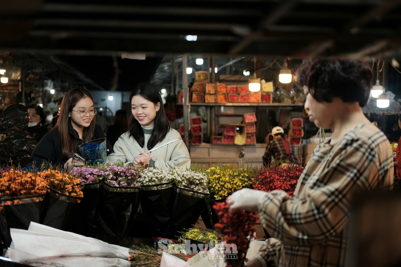 Hoa tươi là một trong những mặt hàng bán chạy nhất mỗi dịp Valentine. Đêm trước ngày Lễ Tình nhân, nhiều bạn trẻ đến chợ hoa Quảng An mua hoa làm quà tặng người yêu, những "cô nàng độc thân" cũng ghé chợ chọn hoa, tặng bạn bè với lời chúc sớm gặp người yêu như ý.