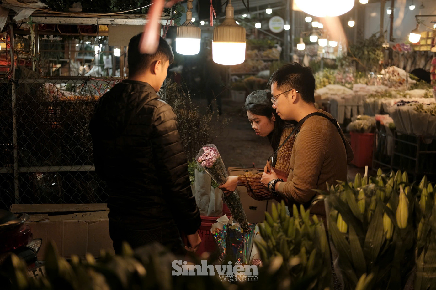 Nhiều cặp đôi cùng nhau chọn hoa - trải nghiệm hẹn hò thú vị.
