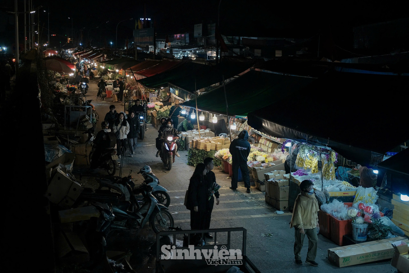 Ghi nhận lúc 12h đêm 13/2, lượng người đến thưa thớt, không còn cảnh chen chúc như mọi năm. Nhiều bạn trẻ thoái mái đi bộ, ngắm kỹ các sạp hoa.