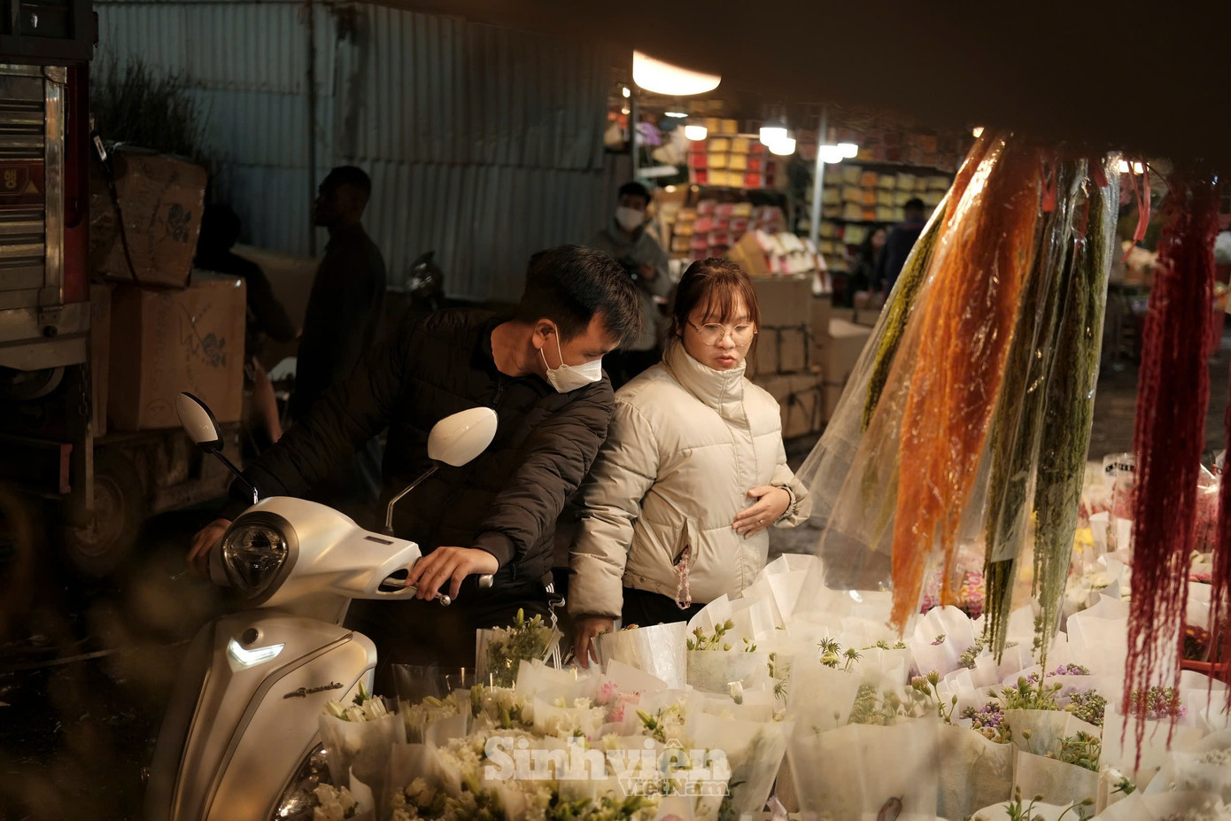 Nhiều cặp đôi cùng nhau chọn hoa - trải nghiệm hẹn hò thú vị.