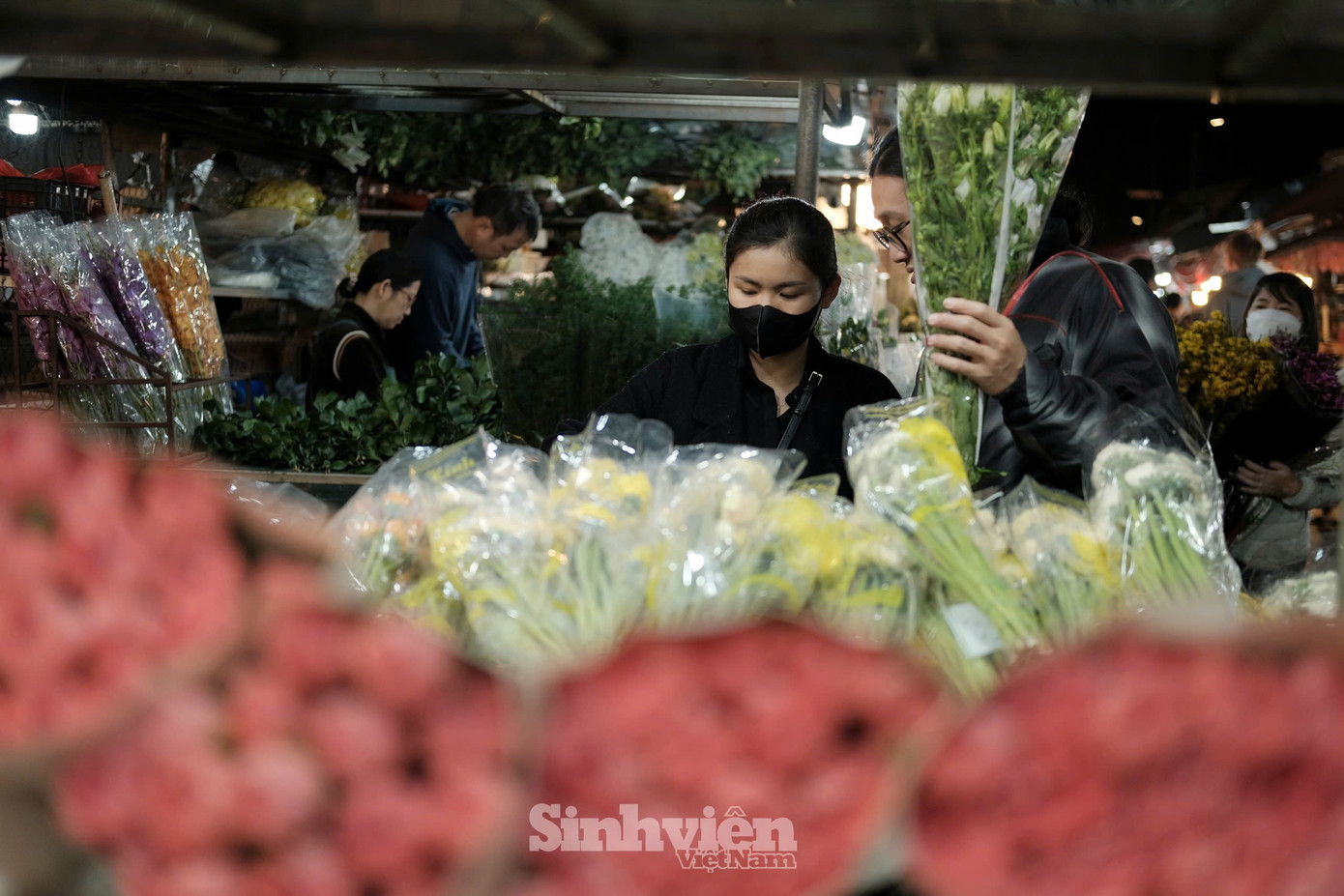 Nhiều cặp đôi cùng nhau chọn hoa - trải nghiệm hẹn hò thú vị.