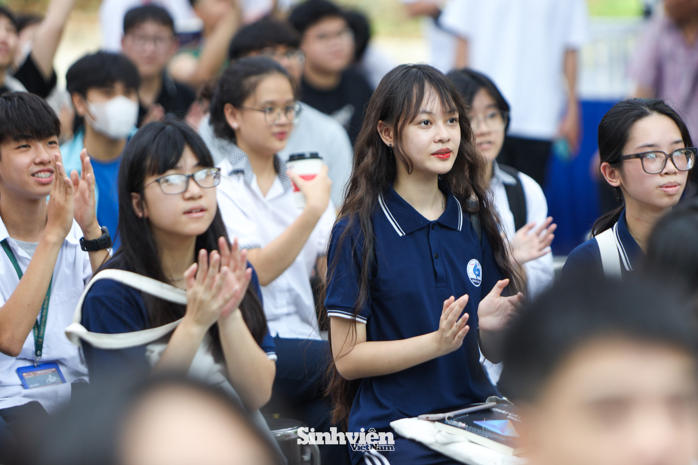 Nam ca sĩ nhận được sự cổ vũ nồng nhiệt đến những khán giả trẻ xuyên suốt phần trình diễn. Trong không khí Ngày hội tư vấn tuyển sinh Khối các ngành Khoa học và Công nghệ, anh khuyên các sĩ tử hãy lắng nghe trái tim và lý trí, chọn con đường mình yêu thích và theo đuổi nó đến cùng.