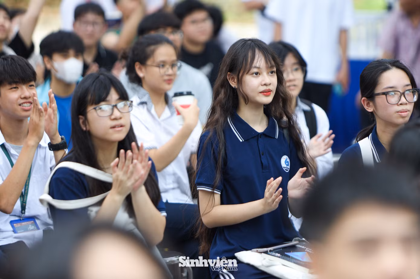 Nam ca sĩ nhận được sự cổ vũ nồng nhiệt đến những khán giả trẻ xuyên suốt phần trình diễn. Trong không khí Ngày hội tư vấn tuyển sinh Khối các ngành Khoa học và Công nghệ, anh khuyên các sĩ tử hãy lắng nghe trái tim và lý trí, chọn con đường mình yêu thích và theo đuổi nó đến cùng.