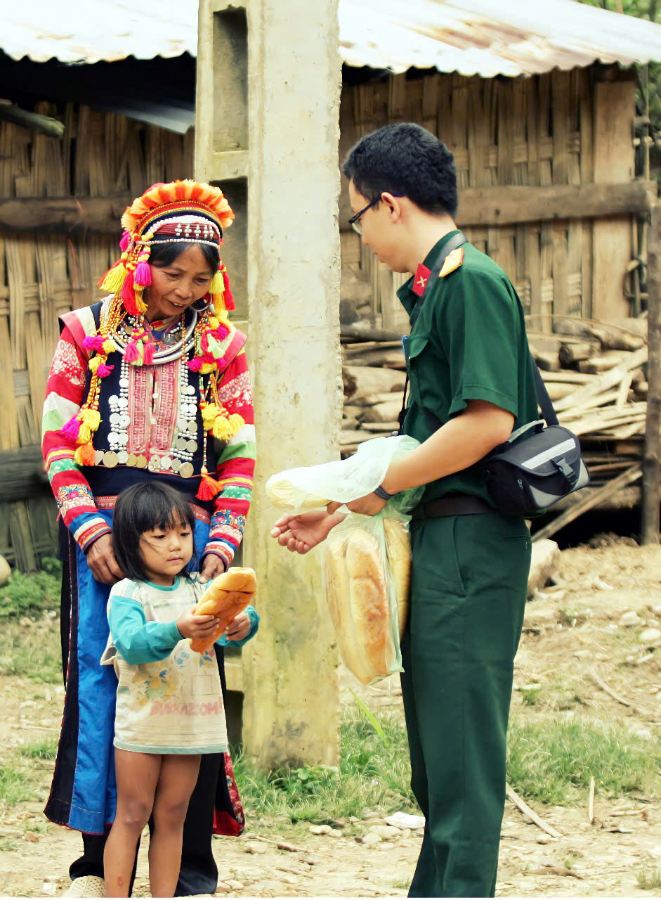 Nhà báo Hoàng Trường Giang trao những chiếc bánh mì ấm lòng cho em nhỏ vùng cao trong một chuyến thiện nguyện tại bản làng xa xôi.
