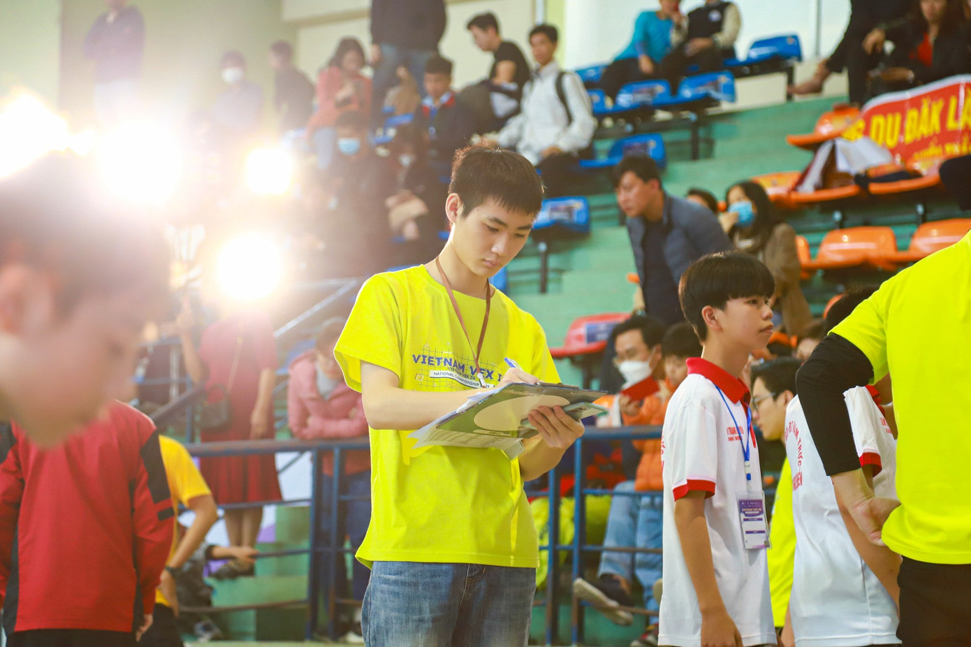 Văn Tân tham gia tình nguyện tại cuộc thi Robotic. Văn Tân tham gia tình nguyện tại cuộc thi Robotic.