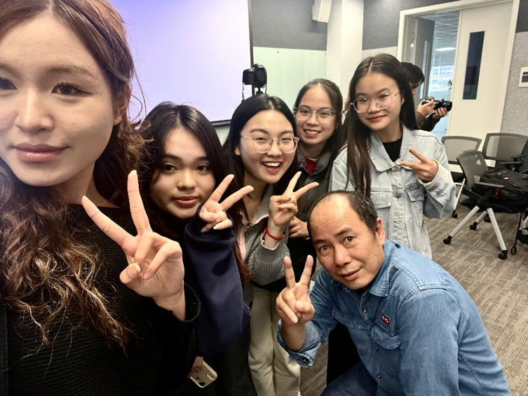 Chúng mình – những “nhà báo tập sự” vẫn đang không ngừng cố gắng trên hành trình phía trước. Chúng mình – những “nhà báo tập sự” vẫn đang không ngừng cố gắng trên hành trình phía trước.