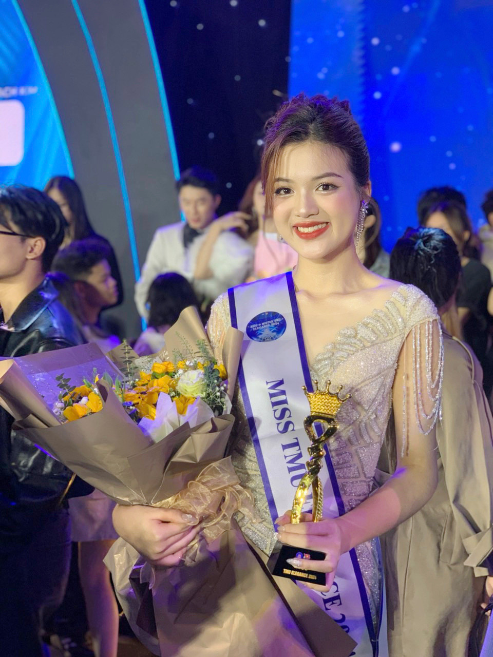 Một hành trình đầy nỗ lực và trưởng thành đã giúp Thu tỏa sáng tại cuộc thi Miss & Mister TMU Elegance. Một hành trình đầy nỗ lực và trưởng thành đã giúp Thu tỏa sáng tại cuộc thi Miss & Mister TMU Elegance.