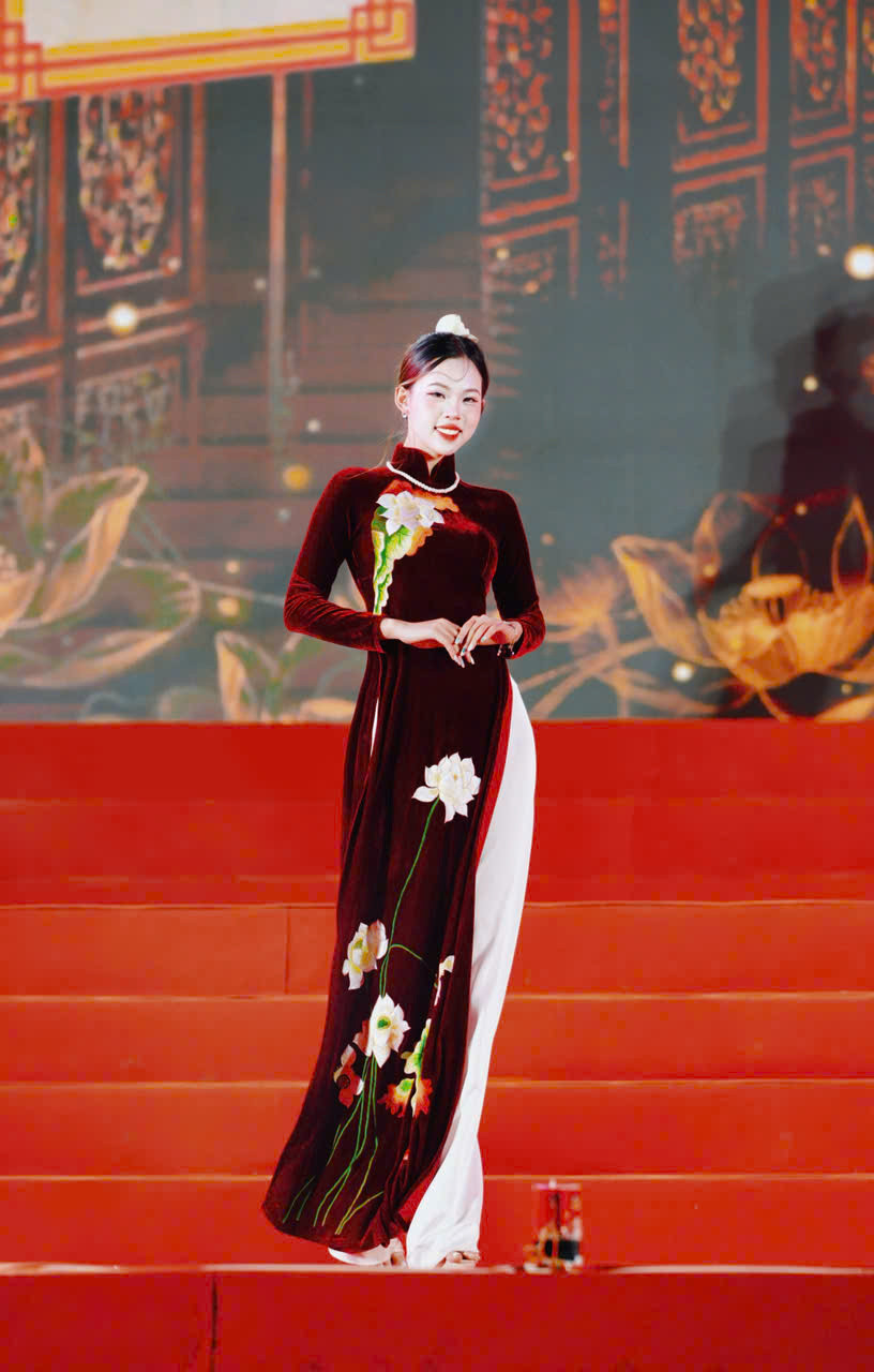 Câu chuyện của Tùng Chi không chỉ là hành trình vượt qua những định kiến ngoại hình, mà còn là nguồn cảm hứng cho những ai đang lạc lối giữa hoài nghi và tổn thương.