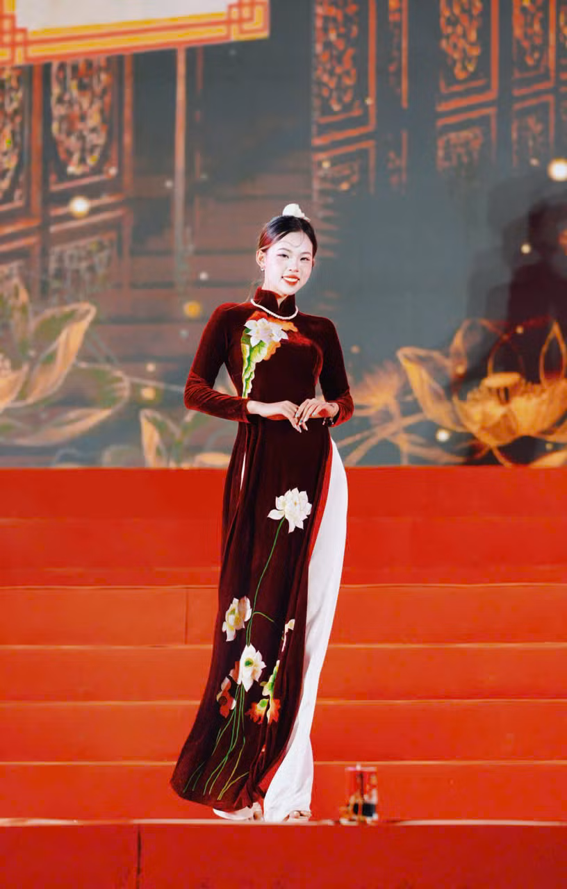 Câu chuyện của Tùng Chi không chỉ là hành trình vượt qua những định kiến ngoại hình, mà còn là nguồn cảm hứng cho những ai đang lạc lối giữa hoài nghi và tổn thương.