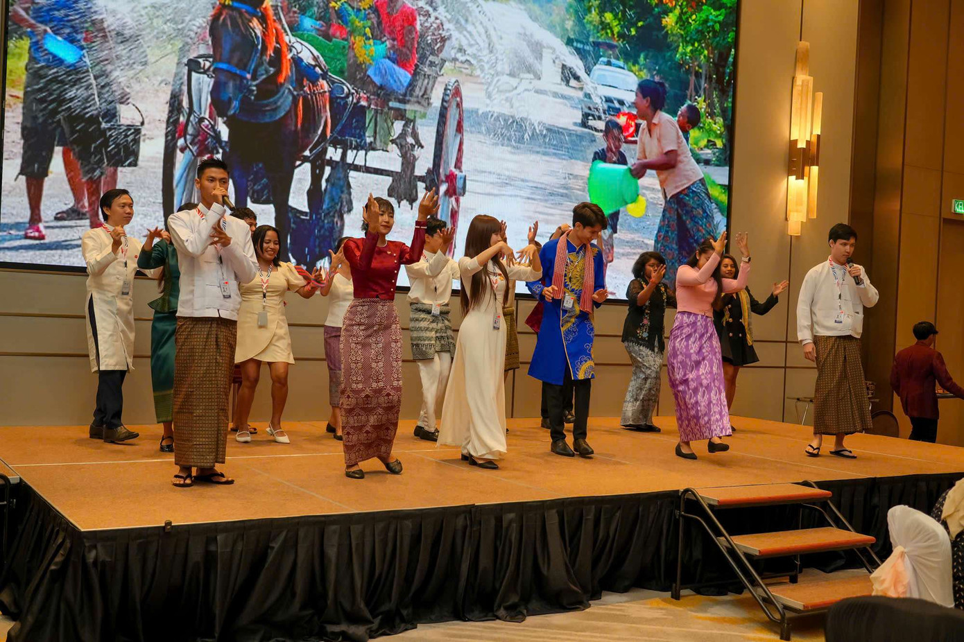 Bảo Ngọc rạng rỡ trong áo dài trắng của dân tộc tại đêm Gala giao lưu văn hóa. Bảo Ngọc rạng rỡ trong áo dài trắng của dân tộc tại đêm Gala giao lưu văn hóa.