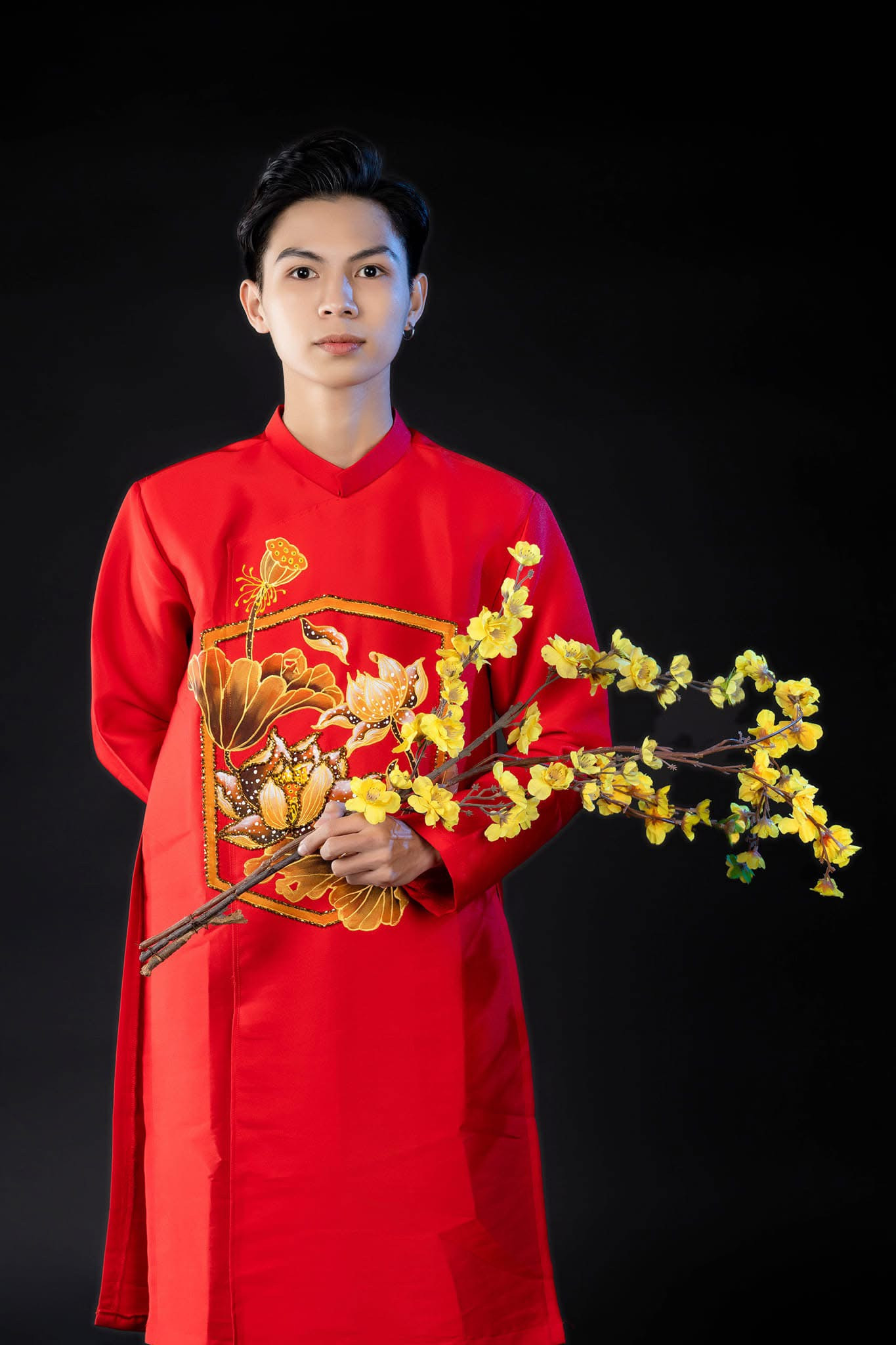 Lê Mạnh Tường (2002), sinh viên ngành Diễn viên Kịch – Điện ảnh trường Đại học Sư phạm Nghệ thuật Trung ương. Lê Mạnh Tường (2002), sinh viên ngành Diễn viên Kịch – Điện ảnh trường Đại học Sư phạm Nghệ thuật Trung ương.