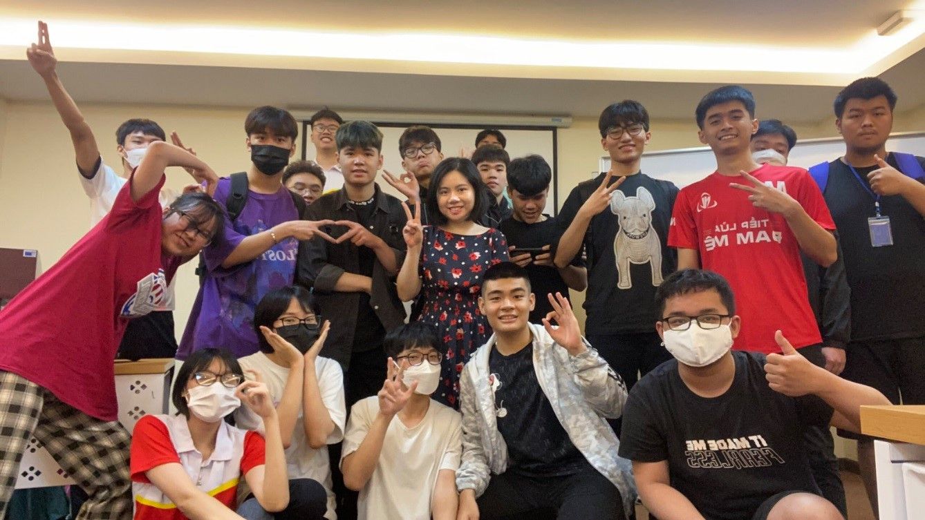 Giảng viên Ngụy Linh Giang cùng các học trò.