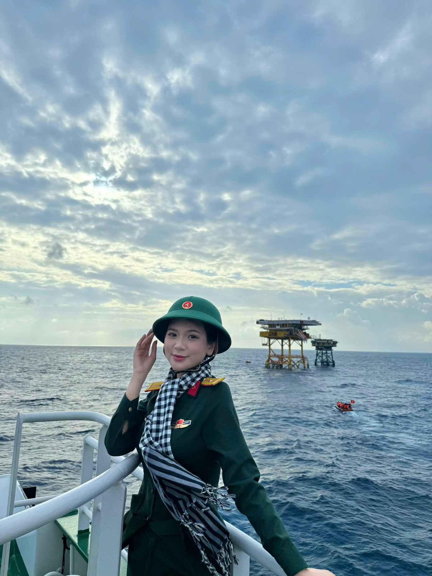 Trở lại Trường Sa trong vai trò người nghệ sĩ – chiến sĩ, An Thu An cảm thấy tự hào và vinh dự khi được góp phần nhỏ bé lan tỏa tình yêu Tổ quốc bằng âm nhạc. Trở lại Trường Sa trong vai trò người nghệ sĩ – chiến sĩ, An Thu An cảm thấy tự hào và vinh dự khi được góp phần nhỏ bé lan tỏa tình yêu Tổ quốc bằng âm nhạc.