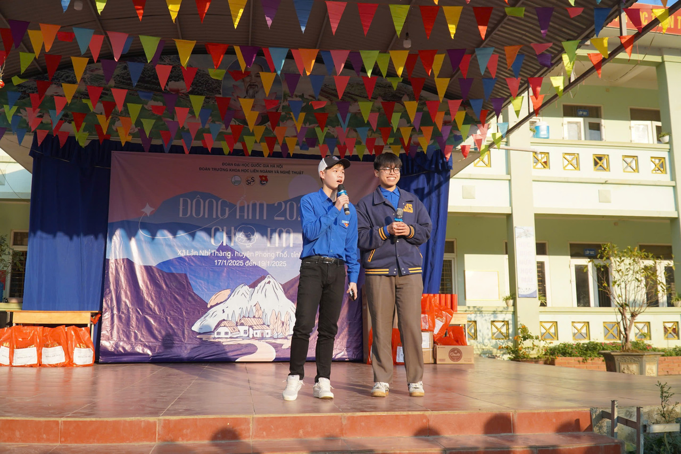 Sinh Thành tham gia chương trình tình nguyện Mùa Đông Ấm 2024 tại xã Lản Nhì Thàng, huyện Phong Thổ, tỉnh Lai Châu. Sinh Thành tham gia chương trình tình nguyện Mùa Đông Ấm 2024 tại xã Lản Nhì Thàng, huyện Phong Thổ, tỉnh Lai Châu.