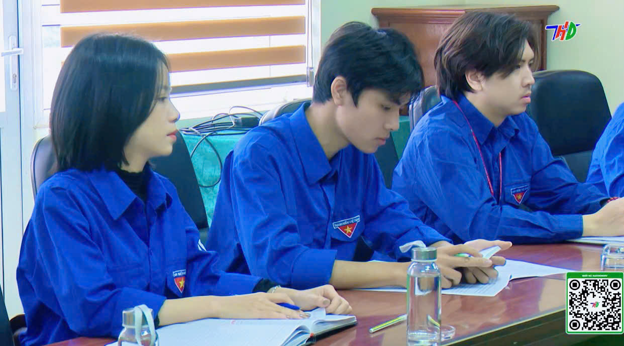 Trần Quốc An với chiếc áo tình nguyện xanh. Trần Quốc An với chiếc áo tình nguyện xanh.