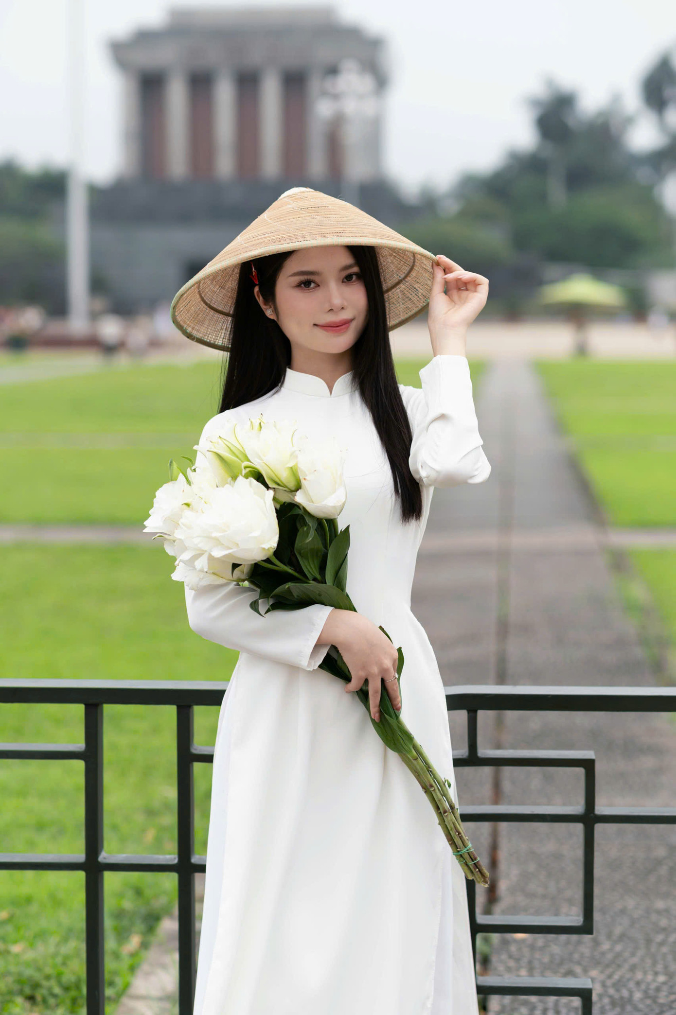 Lệ Linh xinh xắn trong tà áo dài Việt Nam. Lệ Linh xinh xắn trong tà áo dài Việt Nam.