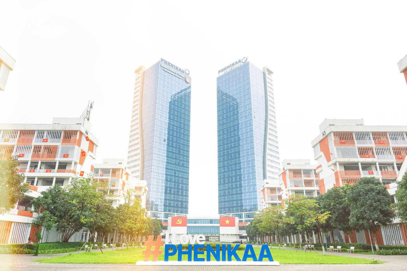Gần 7.000 lá cờ Tổ quốc và cờ Giải phóng miền Nam tung bay rợp trời tại Đại học Phenikaa, tạo nên một khung cảnh thiêng liêng, giàu cảm xúc. Gần 7.000 lá cờ Tổ quốc và cờ Giải phóng miền Nam tung bay rợp trời tại Đại học Phenikaa, tạo nên một khung cảnh thiêng liêng, giàu cảm xúc.