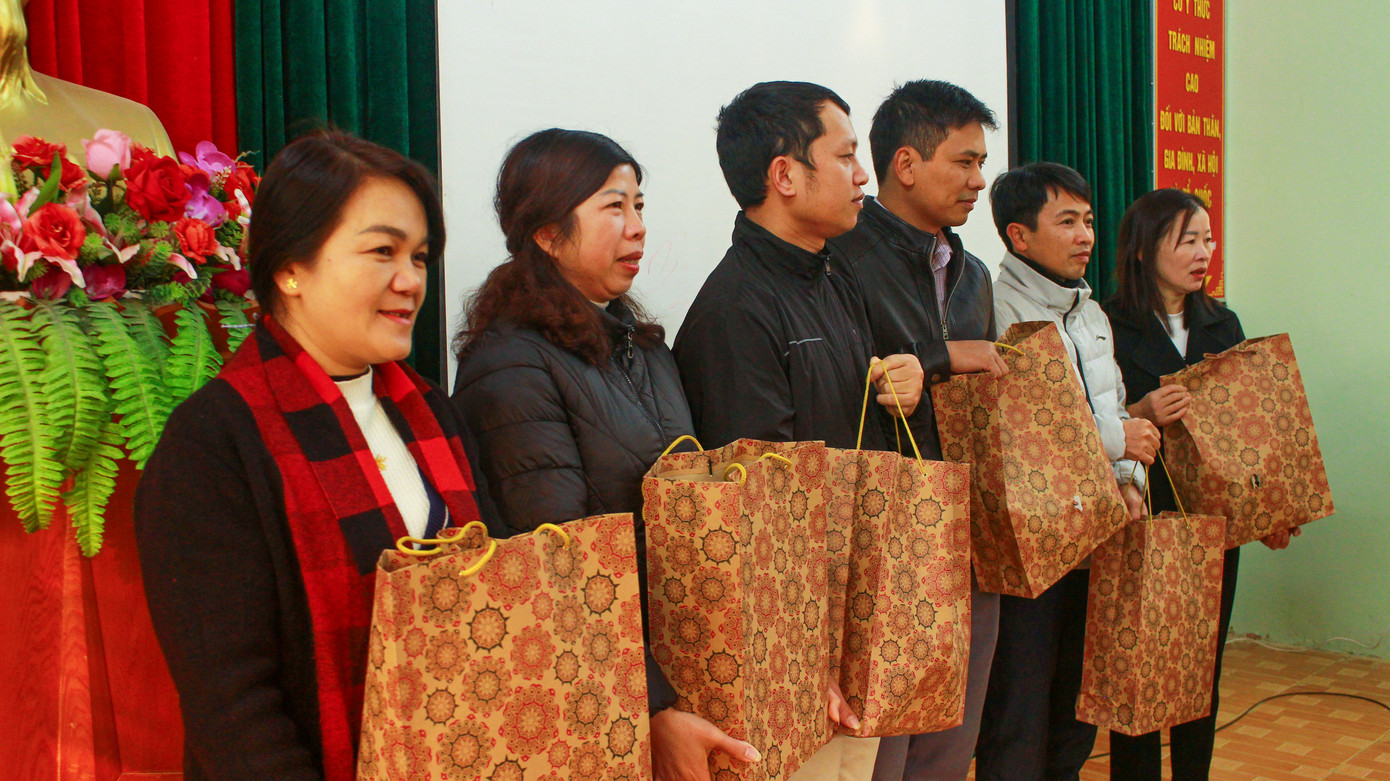 Các thầy cô trực tiếp nhận máy chiếu. Các thầy cô trực tiếp nhận máy chiếu.