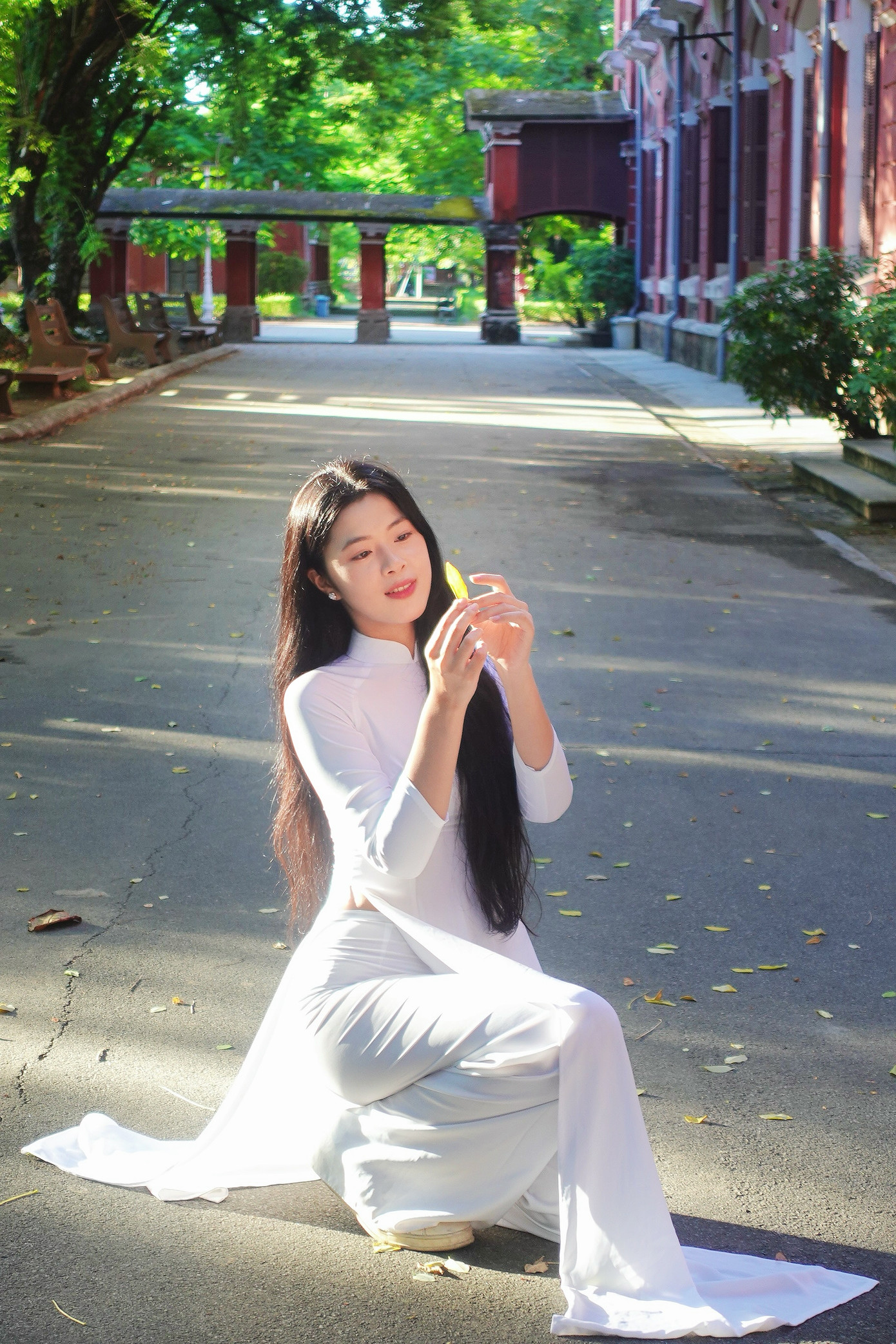 Hà Phương giữa lòng cố đô Huế – nơi mà mỗi góc phố, mỗi dòng sông đều nhuốm màu ký ức và thi ca. Hà Phương giữa lòng cố đô Huế – nơi mà mỗi góc phố, mỗi dòng sông đều nhuốm màu ký ức và thi ca.