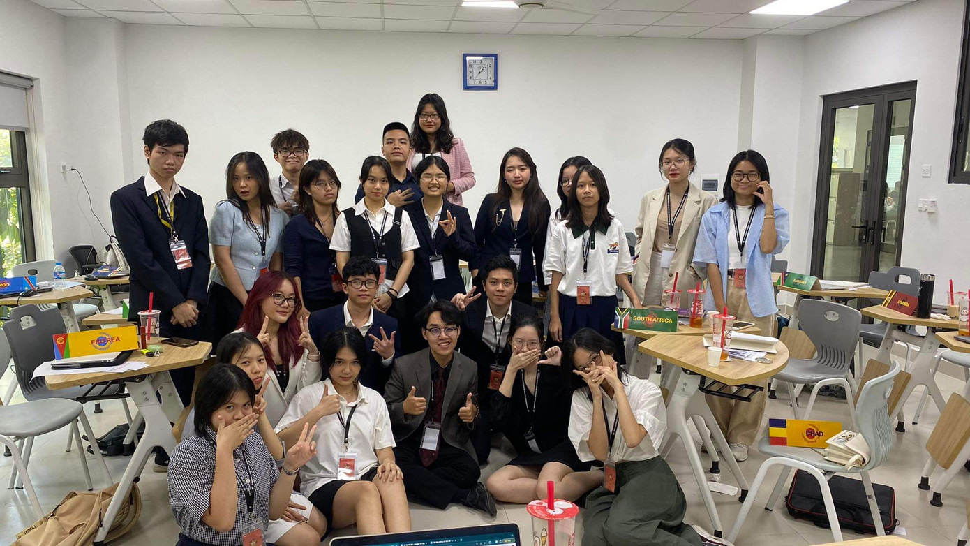 Đình Tài cùng đồng đội sau khi hoàn thành phiên mô phỏng. Đình Tài cùng đồng đội sau khi hoàn thành phiên mô phỏng.