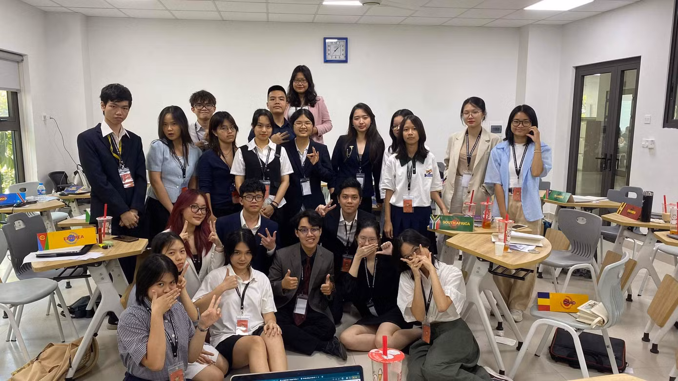 Đình Tài cùng đồng đội sau khi hoàn thành phiên mô phỏng.