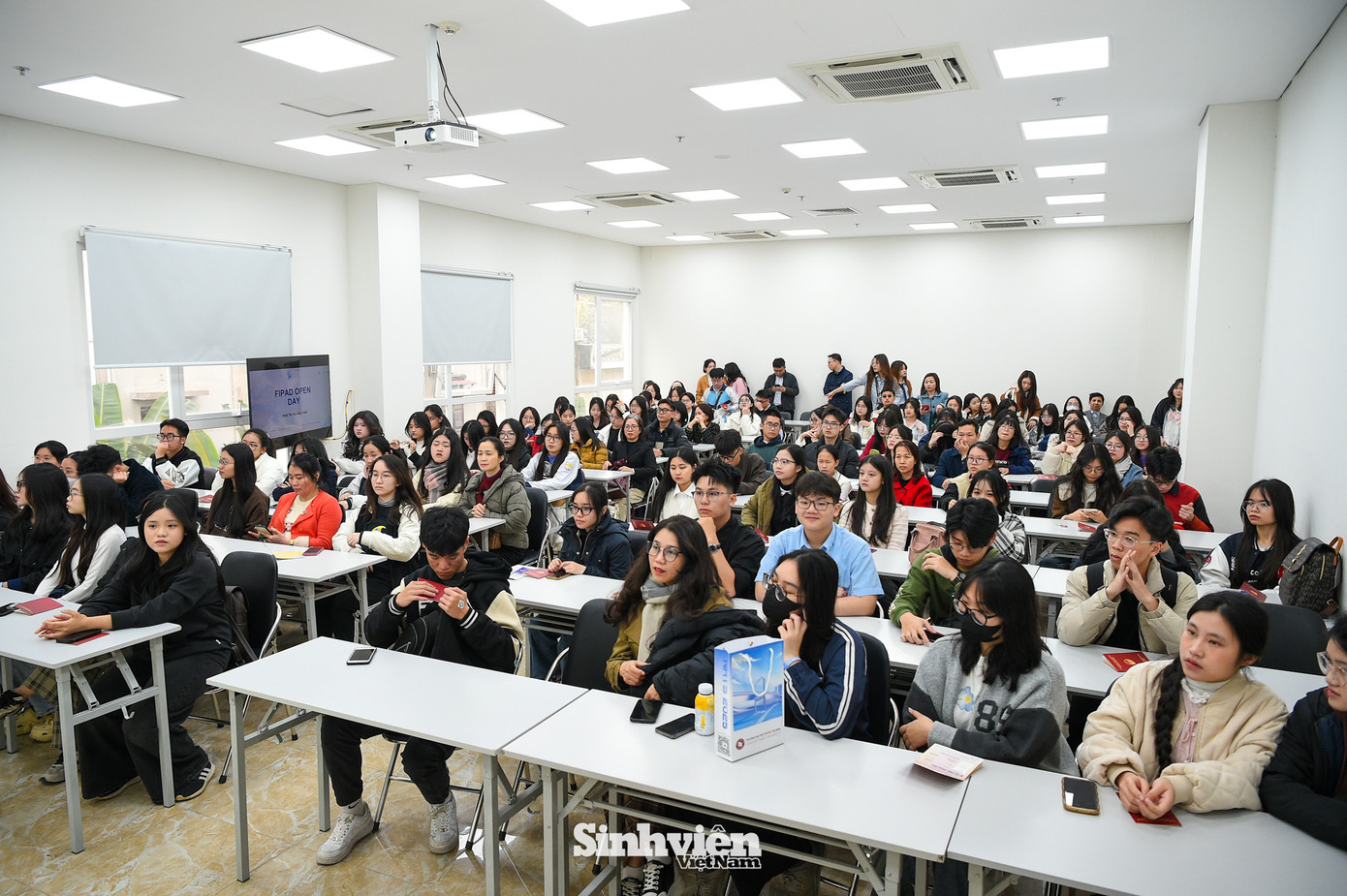 Sáng sớm, đông đảo học sinh và phụ huynh đã đến Học viện, trực tiếp đặt câu hỏi và nhận thông tin tư vấn tuyển sinh.