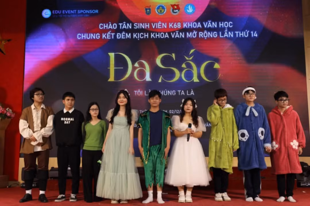 Các thí sinh trong Đêm kịch Khoa Văn lần thứ 14.