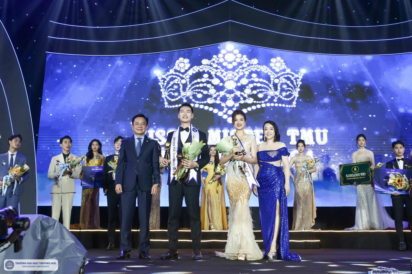 Những bước đi đầu tiên trên đôi giày cao gót, cùng đam mê và sự kiên trì đã giúp cô gái trẻ mở ra chương mới trong hành trình của mình. Những bước đi đầu tiên trên đôi giày cao gót, cùng đam mê và sự kiên trì đã giúp cô gái trẻ mở ra chương mới trong hành trình của mình.