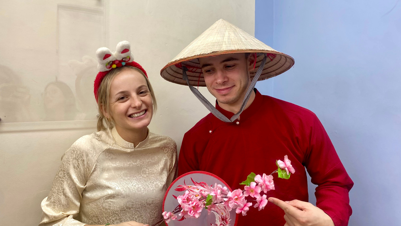 Clara và Mika trải nghiệm hoạt động chụp ảnh lấy ngay. Clara và Mika trải nghiệm hoạt động chụp ảnh lấy ngay.