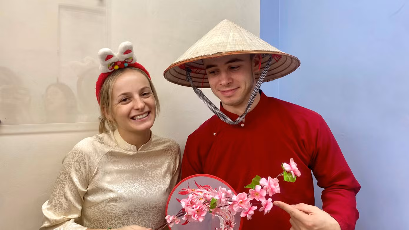 Clara và Mika trải nghiệm hoạt động chụp ảnh lấy ngay. Clara và Mika trải nghiệm hoạt động chụp ảnh lấy ngay.