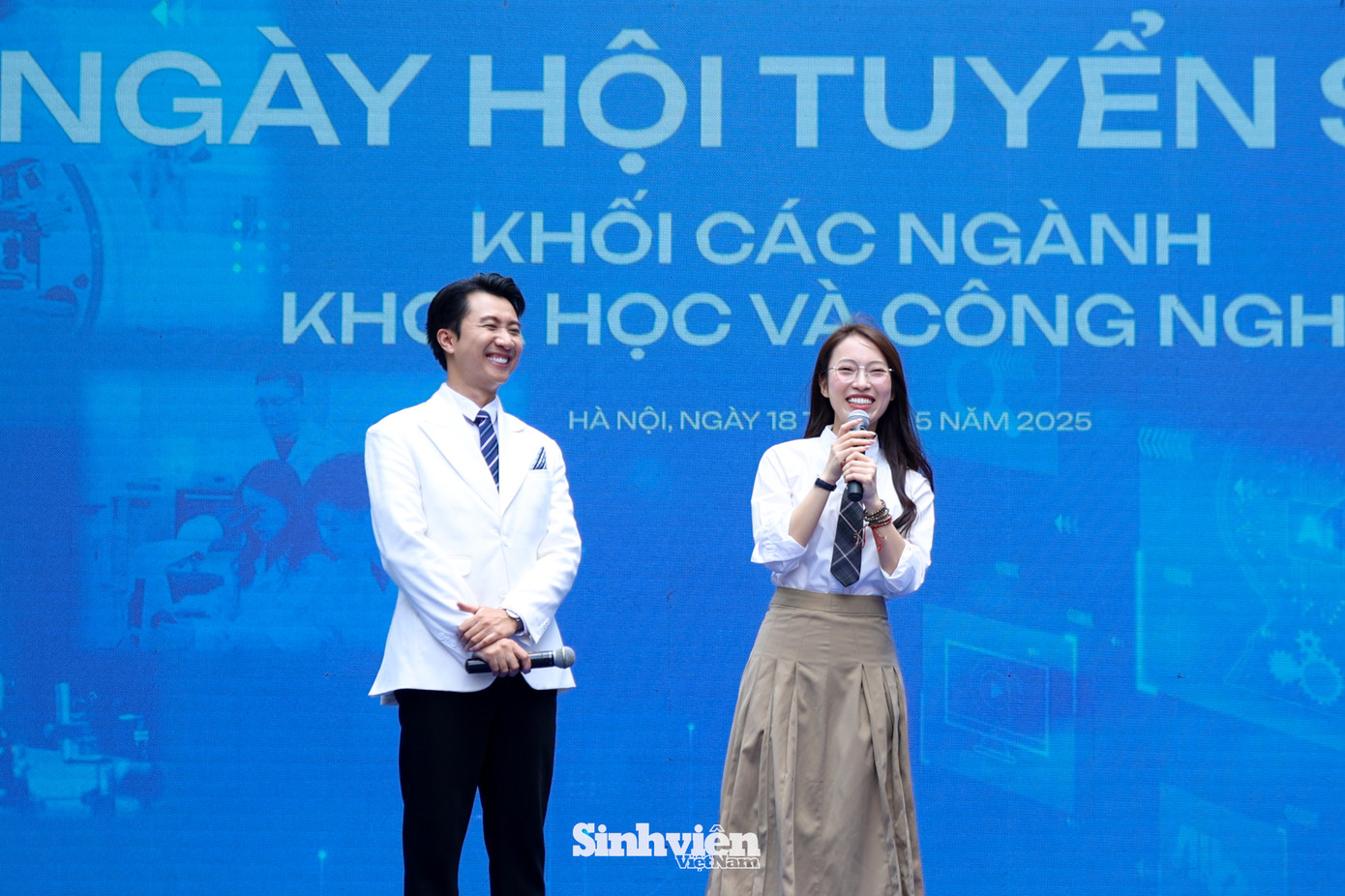 Cô chia sẻ, bản thân mình đã ứng dụng công nghệ vào nhiều công việc: sáng tạo nội dung, dẫn chương trình và học tiếng Anh. Ngoài ra, trên các kênh truyền thông của cô, có đến 20 - 30% học sinh, sinh viên đề xuất nữ MC chia sẻ về ngành Khoa học Công nghệ. Từ đó, nữ MC nhấn mạnh vai trò đặc biệt quan trọng của Khoa học Công nghệ.