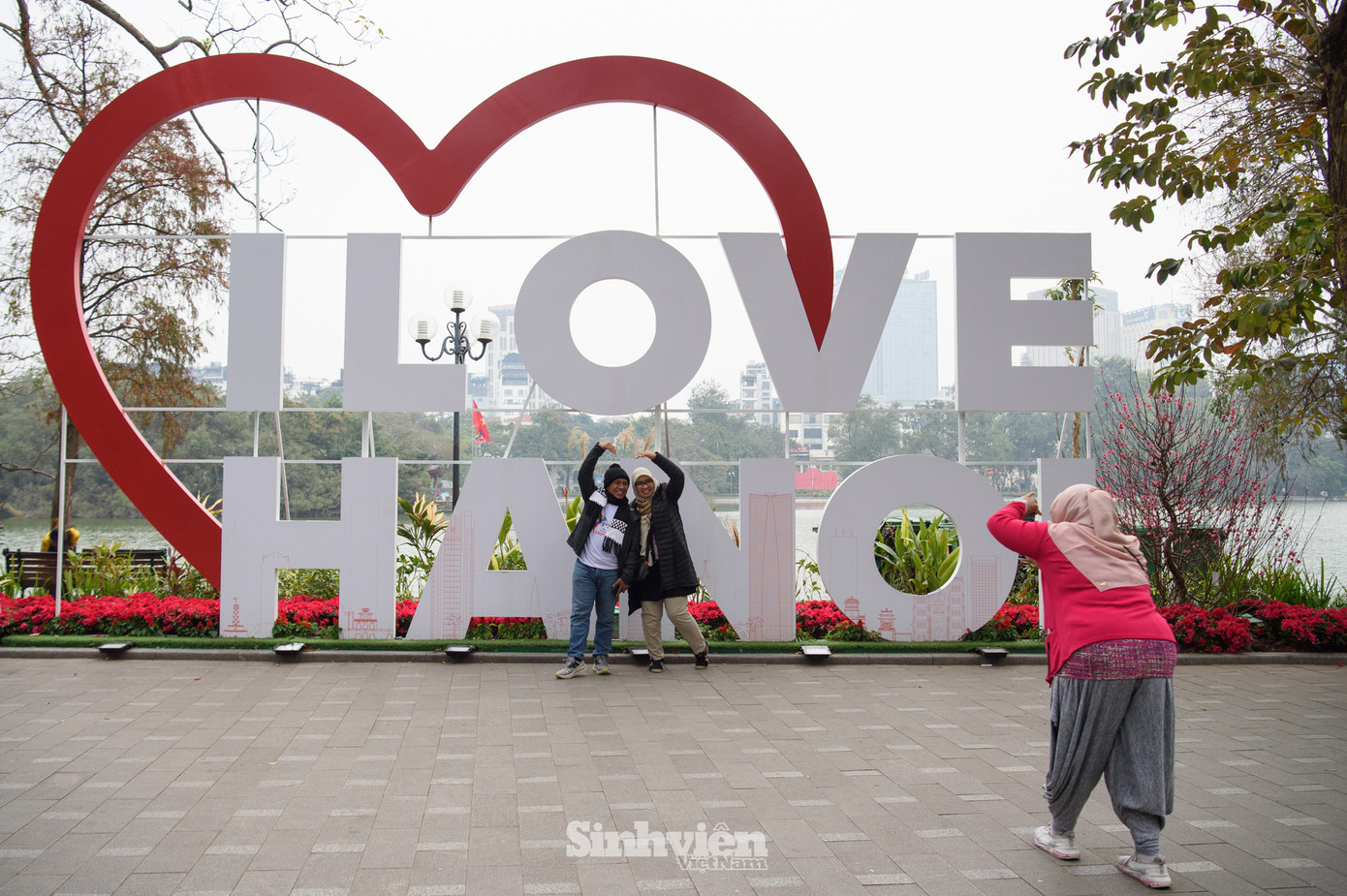 Nhiều người dạo quanh hồ Hoàn Kiếm, tranh thủ ghi lại những kỷ niệm ngày Tết.