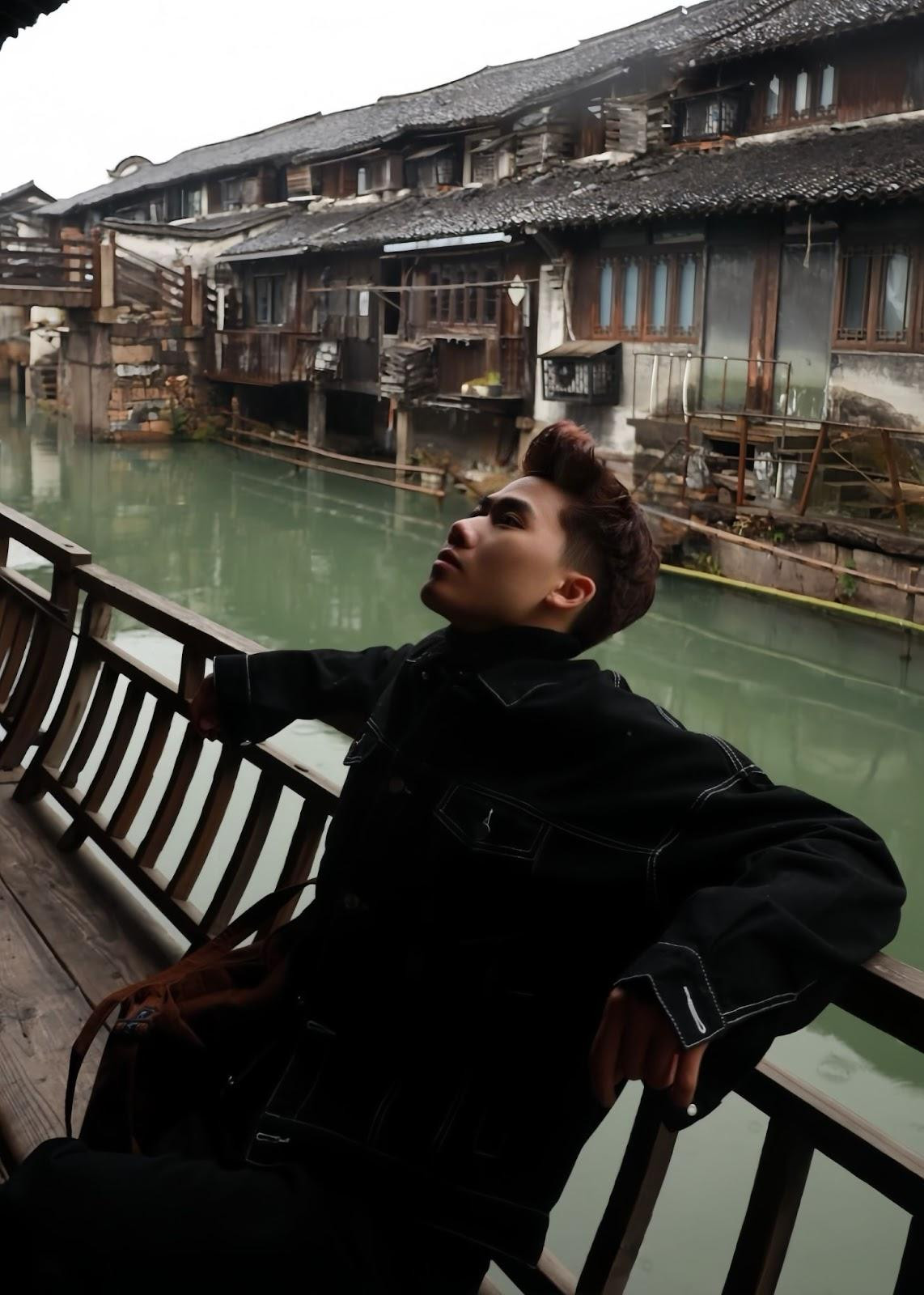 Nhờ dám bước ra khỏi vùng an toàn và luôn nỗ lực, từ một chàng trai nhút nhát Huy đã trở nên tự tin, phát triển bản thân và sẵn sàng đón nhận thử thách. Nhờ dám bước ra khỏi vùng an toàn và luôn nỗ lực, từ một chàng trai nhút nhát Huy đã trở nên tự tin, phát triển bản thân và sẵn sàng đón nhận thử thách.