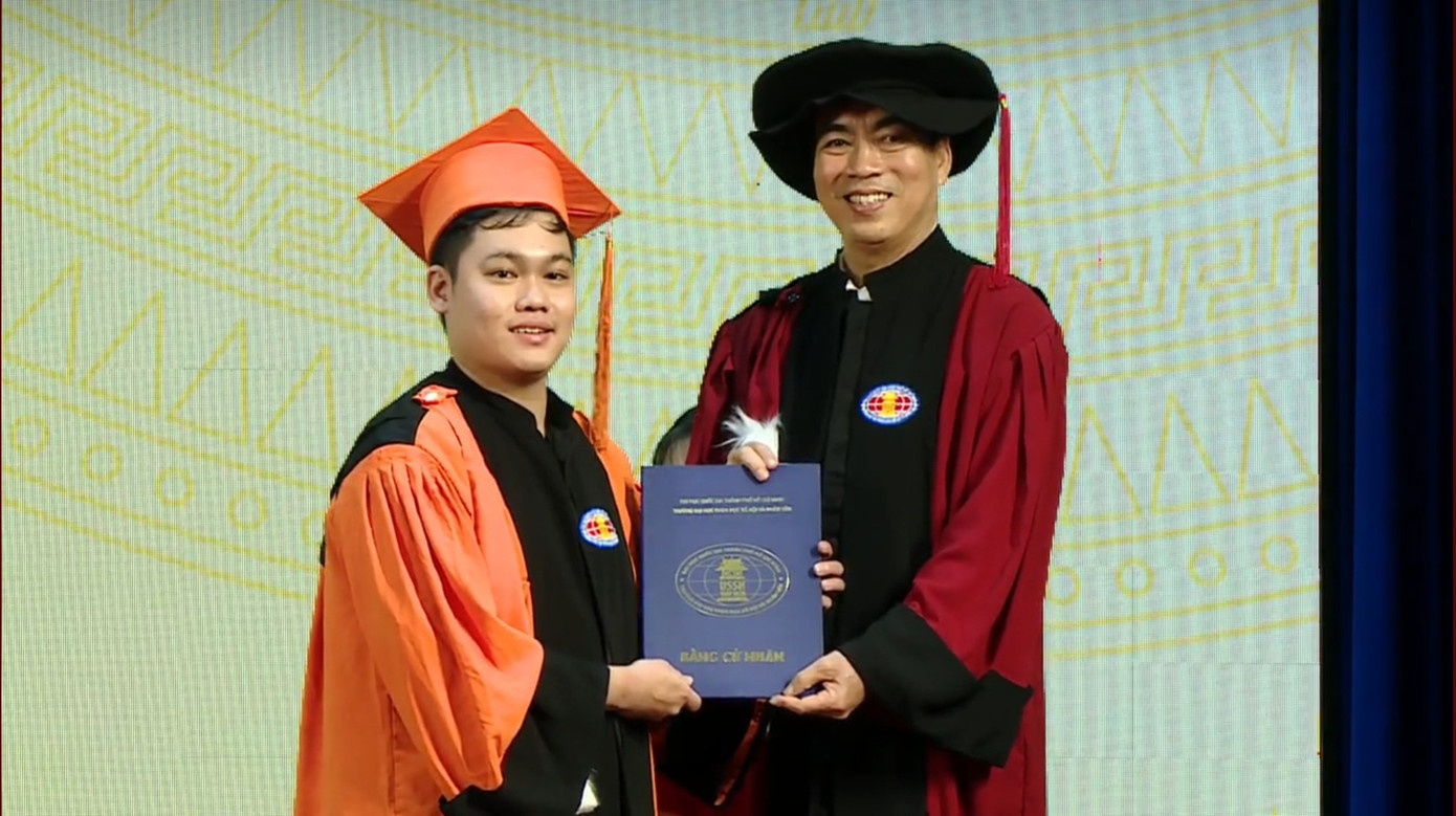 Bá Toàn trong khoảnh khắc ý nghĩa tại lễ tốt nghiệp đại học.