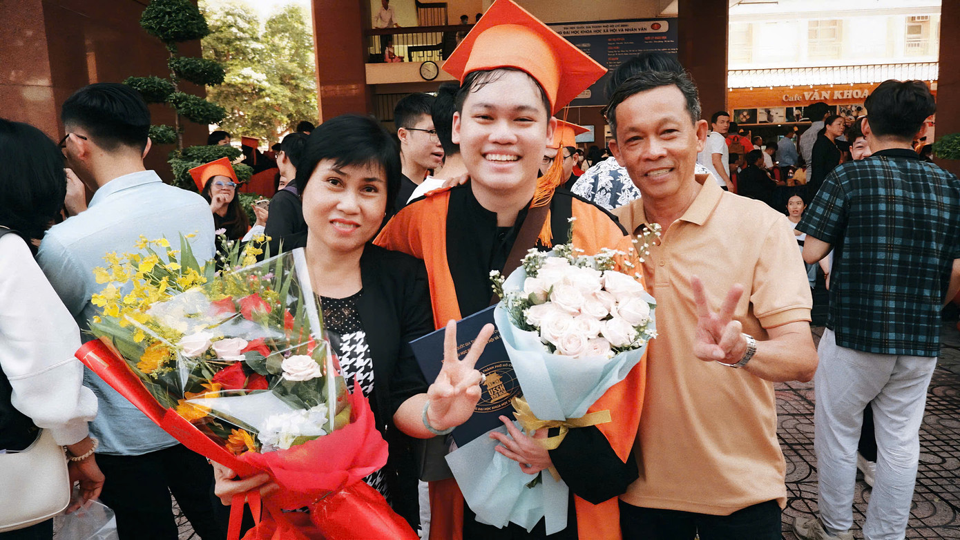 Bá Toàn cùng gia đình lưu giữ kỷ niệm trong ngày tốt nghiệp đại học.