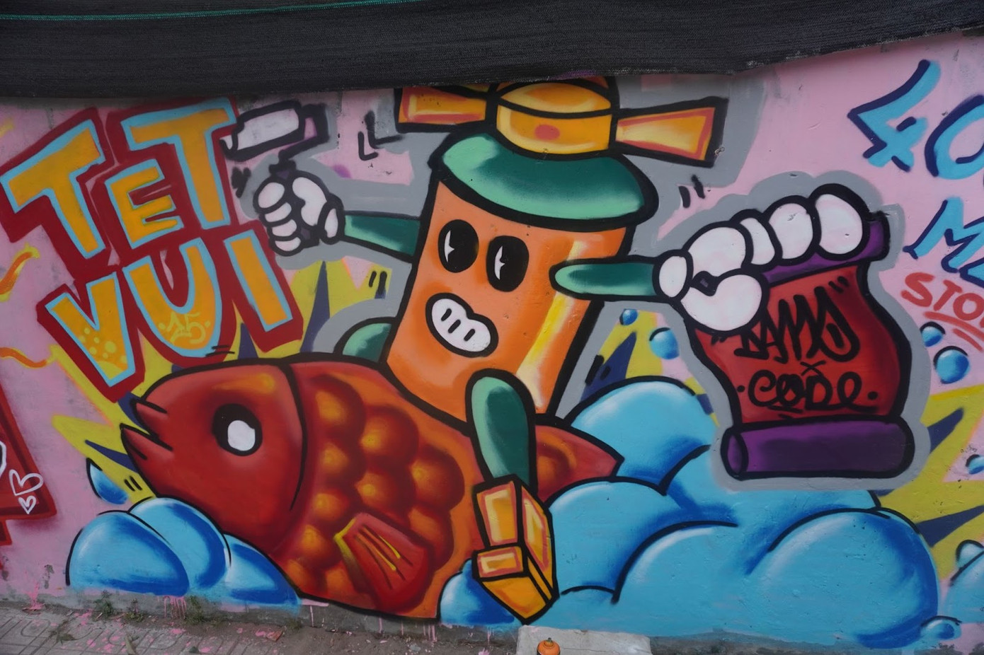 Những nét vẽ sáng tạo của các bạn trẻ không chỉ tô điểm cho không gian mà còn khơi gợi cảm xúc về một mùa Tết đong đầy truyền thống.