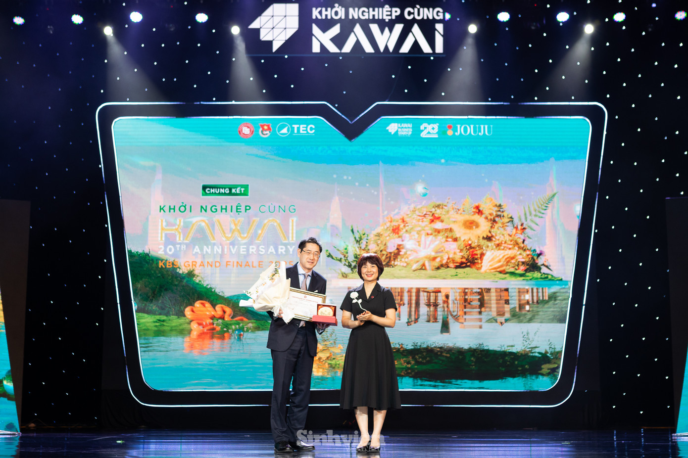 Đêm chung kết còn có sự hiện diện của ông Hoàng Đức Minh - Vụ trưởng Vụ Giáo dục Chính trị và Công tác học sinh, sinh viên (Bộ GD&amp;ĐT), đại diện Hội SVVN TP. Hà Nội; đại diện nhà tài trợ JOUJU, các đối tác chiến lược, cùng hội đồng giám khảo là những chuyên gia, doanh nhân uy tín như PGS. TS Lê Thái Phong, ông Bùi Quang Minh, và ông Nguyễn Trung Dũng...