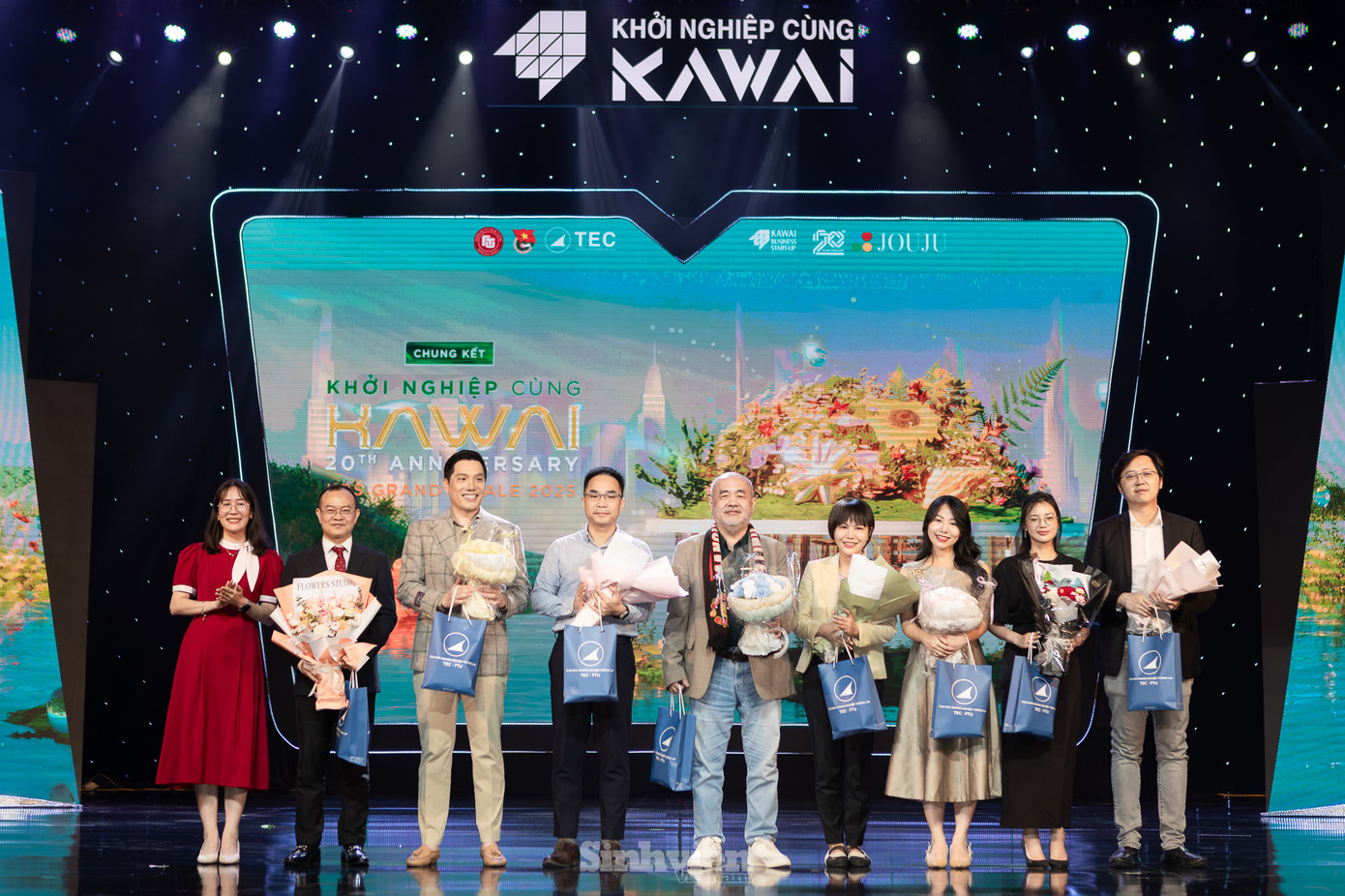 Đêm chung kết còn có sự hiện diện của ông Hoàng Đức Minh - Vụ trưởng Vụ Giáo dục Chính trị và Công tác học sinh, sinh viên (Bộ GD&amp;ĐT), đại diện Hội SVVN TP. Hà Nội; đại diện nhà tài trợ JOUJU, các đối tác chiến lược, cùng hội đồng giám khảo là những chuyên gia, doanh nhân uy tín như PGS. TS Lê Thái Phong, ông Bùi Quang Minh, và ông Nguyễn Trung Dũng...