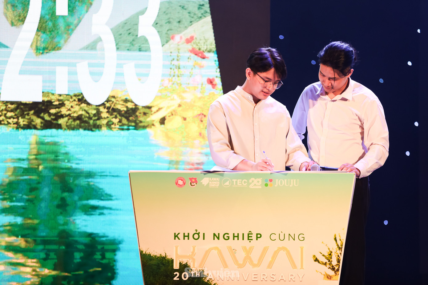 Nền tảng của Thinkmay giải quyết trực tiếp nỗi đau của rất nhiều người dùng khi bị giới hạn bởi các thiết bị phần cứng đắt đỏ. Giờ đây, các tác vụ nặng như thiết kế đồ họa, lập trình chuyên sâu, dựng phim hay chơi game cấu hình cao đều có thể thực hiện mượt mà thông qua đám mây. Nền tảng này nổi bật nhờ khả năng tương thích đa nền tảng, cho phép người dùng truy cập và làm việc từ máy tính Windows, Mac, điện thoại iOS, Android, hay thậm chí trực tiếp trên trình duyệt web mà không cần cài đặt phức tạp.