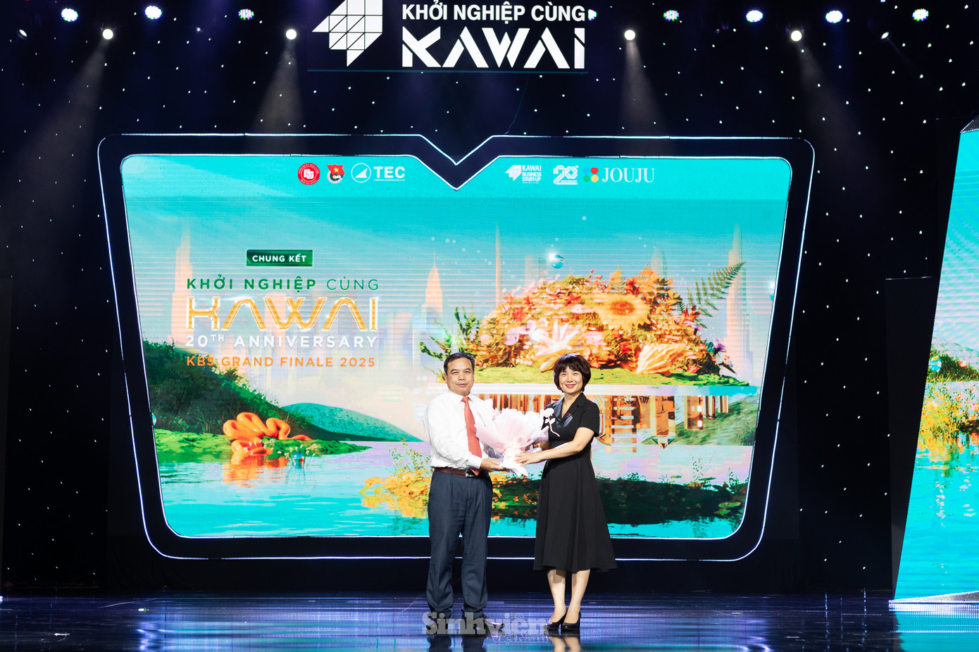 Đêm chung kết còn có sự hiện diện của ông Hoàng Đức Minh - Vụ trưởng Vụ Giáo dục Chính trị và Công tác học sinh, sinh viên (Bộ GD&amp;ĐT), đại diện Hội SVVN TP. Hà Nội; đại diện nhà tài trợ JOUJU, các đối tác chiến lược, cùng hội đồng giám khảo là những chuyên gia, doanh nhân uy tín như PGS. TS Lê Thái Phong, ông Bùi Quang Minh, và ông Nguyễn Trung Dũng...