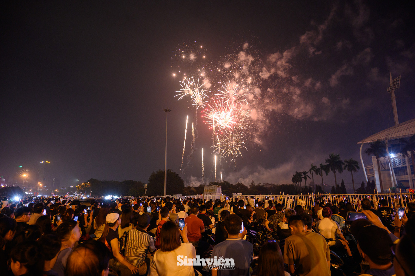 Hàng nghìn người đã tập trung tại khu vực trước Sân vận động Mỹ Đình để chiêm ngưỡng màn pháo hoa. Nhiều gia đình cũng tranh thủ ghi lại những khoảnh khắc rực rỡ.
