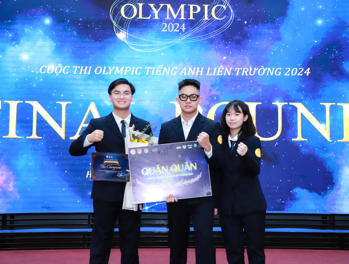 Việt Hoàng cùng đội thi đạt giải Quán quân Cuộc thi Olympic Tiếng Anh liên trường 2024 - The Court's Olympic 2024.